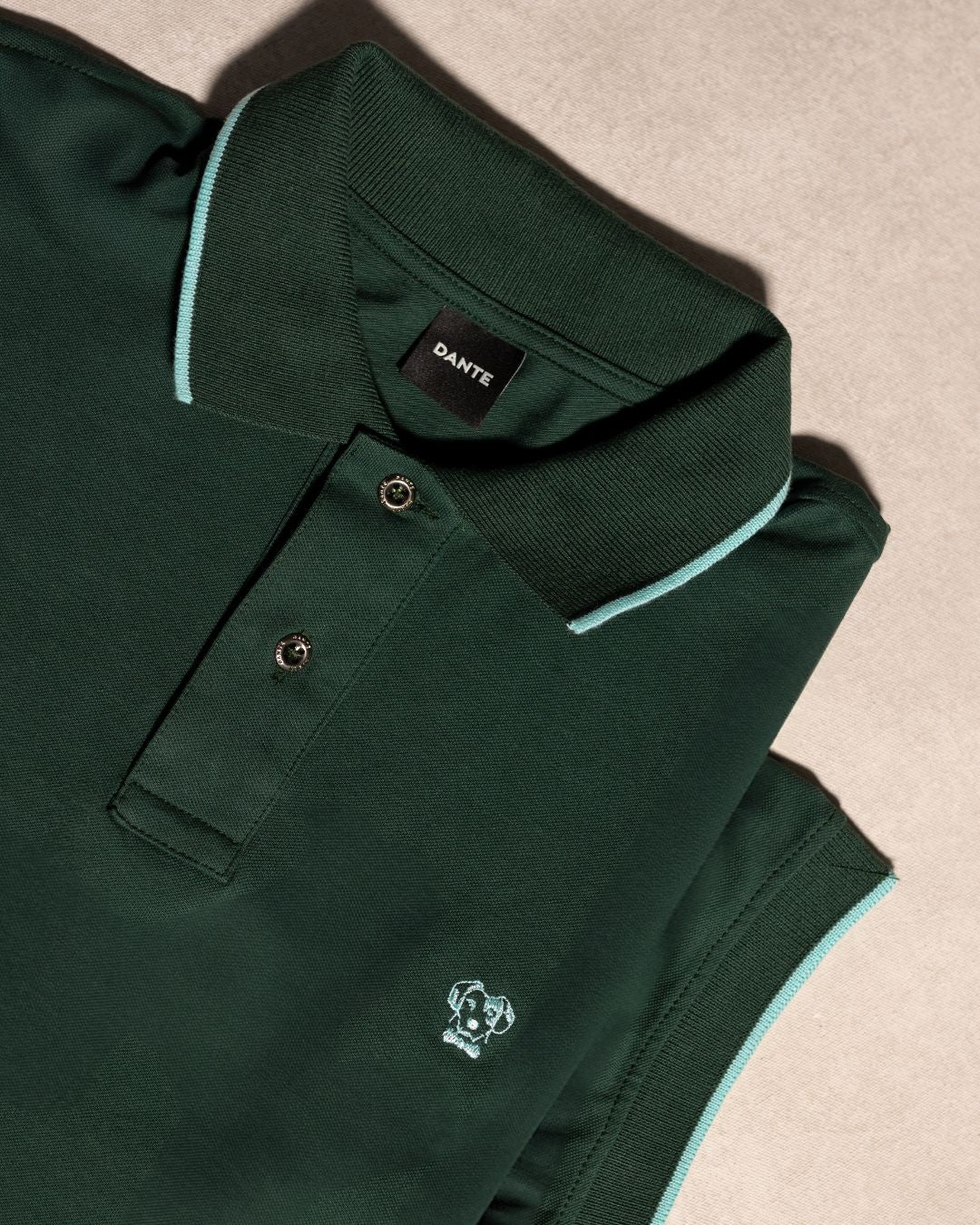 Polo Antimanchas Verde Esmeralda Detalles Azules - Regular Fit