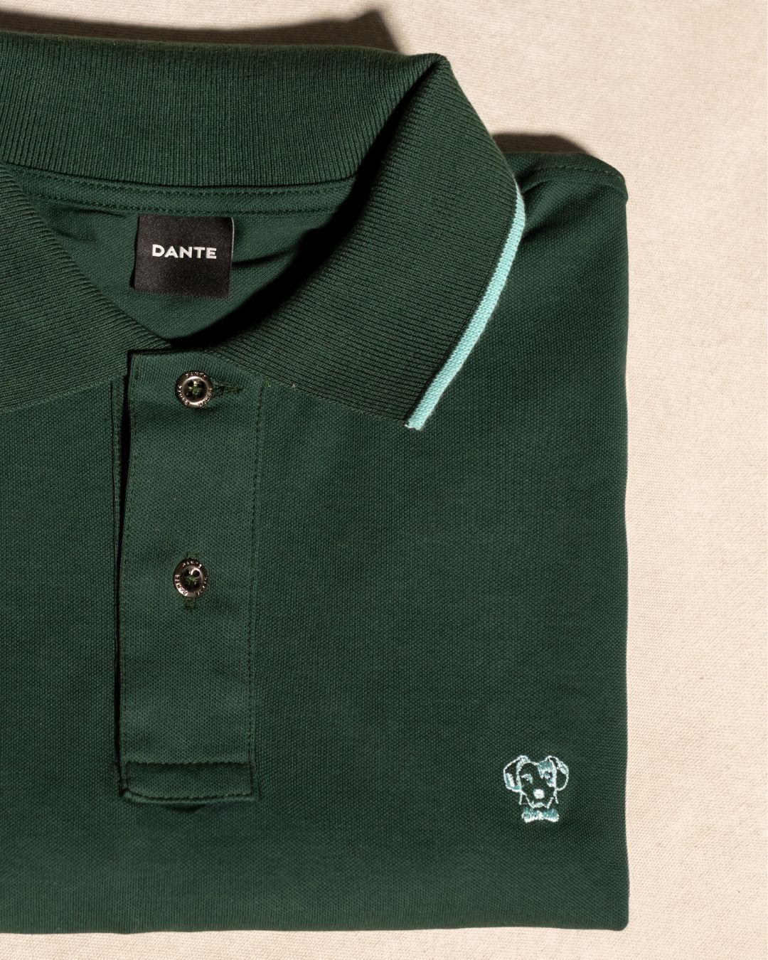 Polo Antimanchas Verde Esmeralda Detalles Azules - Regular Fit